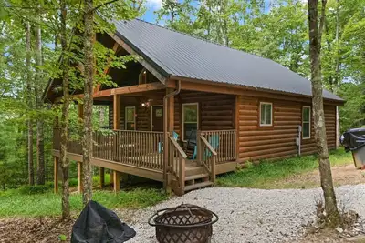 Image de Secluded, forested, new cabin, 2-Br, 2-Ba, Hot Tub, Wi-Fi, Smart Tv's