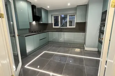 Cheerful 4 Bedroom Luxury house with free parking