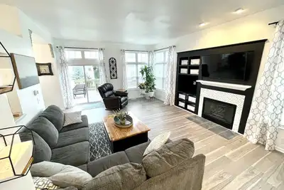 Image de Large family home 1 mile off the expressway.