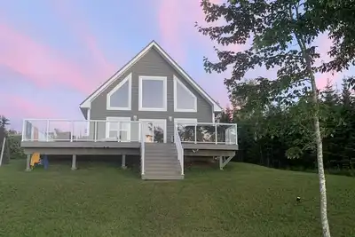 Image de Open and relaxing lake house, with hot tub and and firetable.