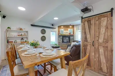 Image de Farmhouse w/ Private Hot Tub < 1 Mile to Birch Bay