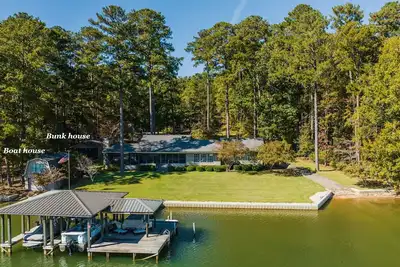 Image de Lake Martin Getaway- lake front- sleeps 24