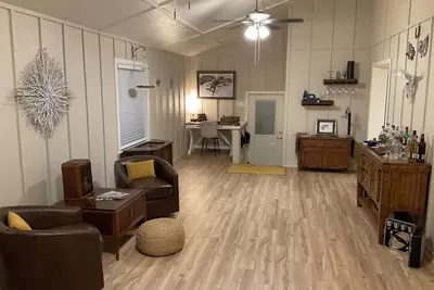 Image de Green Acres! - Spacious secure home with ample boat parking for fishing & fun!