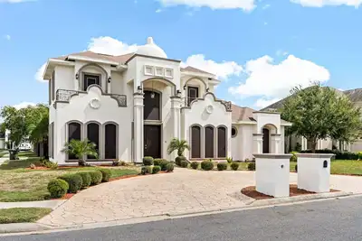 Image de 3 king beds in upscale neighborhood with pool