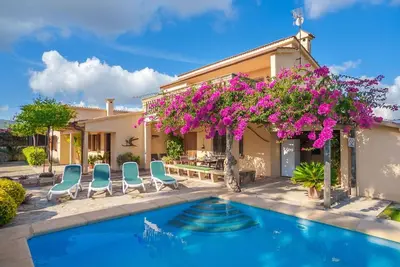 Image de Belle maison de vacances privée pour 8 personnes avec piscine privée, Wifi, Tv, patio et parking