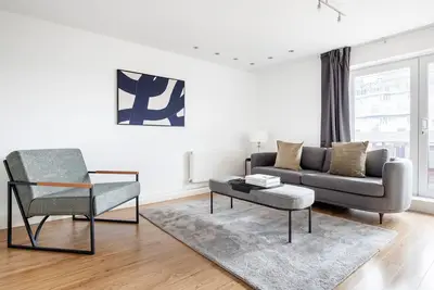 Image de Blueground | Nine Elms, elevator & roof, nr bars