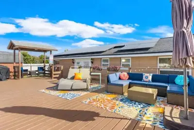 Image de Private hot tub, newly renovated outdoor space, minutes from the beach.