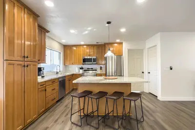 Image de Modern + Spacious 4 Bedroom Home w/ Private Courtyard