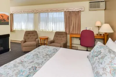 Image de Best Find! 4 Family-Friendly Units, Outdoor Pool and Parking!