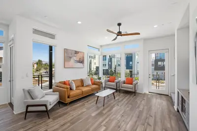 Image de Mid-Century Modern Designer's Home