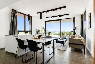 Image de Sanders Gaia Bright 2 Bdr Apt avec vue sur la mer