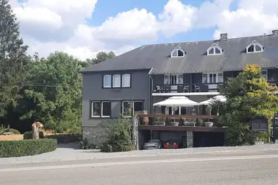 Image de Maison à Rochefort avec un grand parc où coule le ry d'ave, un affluent de la Lesse.