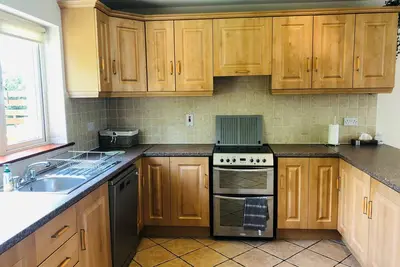 Image de Modern bright detached home just a short stroll from town