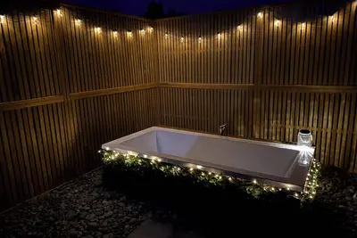 Image de Pod Retreat in Papamoa countryside with firepit, outdoor bath & pet farm animals