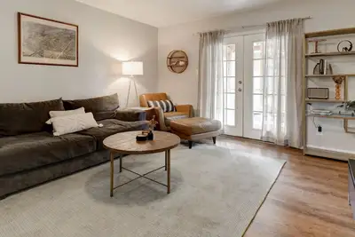 Image de East Austin 3br 5 miles to downtown/Ut stadium/Moody/Sxsw. Large yard, pets Ok.