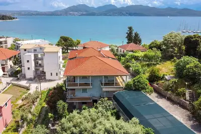 Image de Appartement \"Nikoleta A\" avec vue sur la mer, jardin et Wi-Fi.