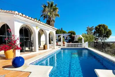 Image de Villa \"Esparragueras\" avec vue sur la mer, piscine et Wi-Fi.