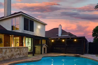 Image de Prestigious 5br/3. 5b Home with Pool, Sauna, Game Room & Bar