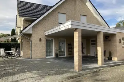 Image de Superschöne Voll Ausgestattete Doppelhaushälfte mit Carport