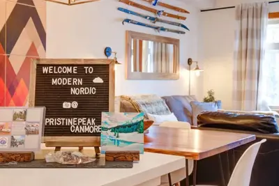 Image de Modern Nordic 2 Bedroom Mountain View Condo