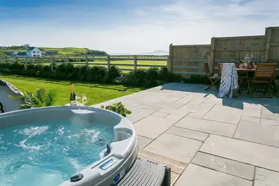 Image de Cysgod y Llanw - an on the beach that sleeps 6 guests in 3 bedrooms