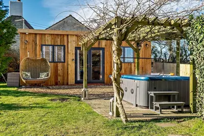 Log Cabin near Bath with Hottub