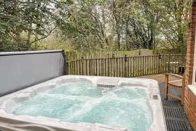 Image de A wonderfully spacious apartment with hot tub and an enclosed, sunny sitting-out area.