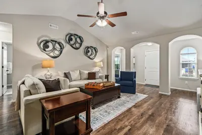 Image de Centrally Located, Spacious, Family Friendly w/Heated Garage