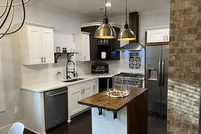 Image de Rustic Chic Bungalow in Five Points!