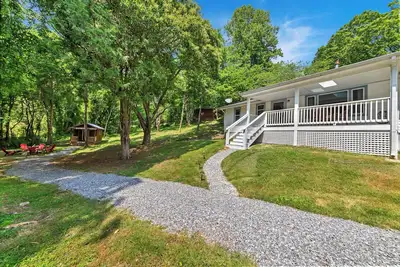 Image de Cottage near Burnsville with Game House & Firepit