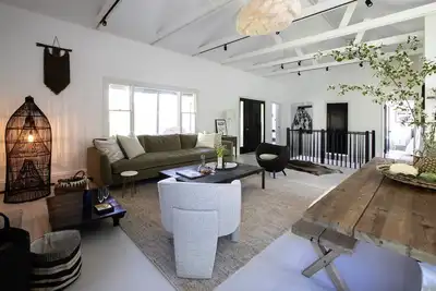 Image de Within a walking distance of hiking trails and a short drive to Lake Waramaug.