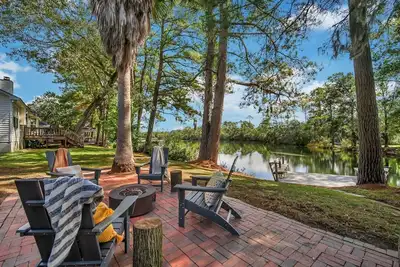Image de Backyard lake oasis, close to Tybee & Downtown, Low Country Lake Retreat