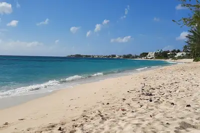 Image de Seven Mile Beach Corridor, beautifully renovated 2 bdrm. Steps to Cemetery Beach