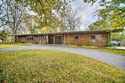 Image de Fenced Yard: Fox River Grove Home, Dogs Welcome