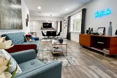 Image de New Mid Century Modern with Bay Views. Destin beaches are 10 miles away. Private