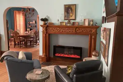 Image de Historic 3 bedroom home 3 blocks from Il. Wesleyan and shopping