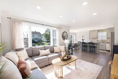 Image de Remodeled 4 Bedroom With a Game Room!