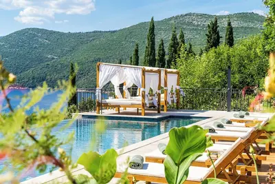 Image de Luxury 4 Bd 4bt villa for 8 guests with infinity pool and private beach