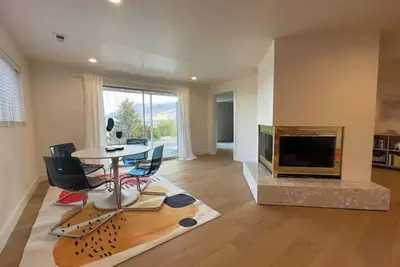 Image de Cheerful Designer Condo w/ City & Mountain Views