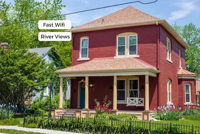 Image de 1847 Historic Home with River Views