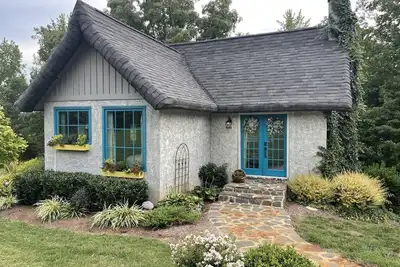 Image de Whimsical Fairytale Cottage near Nashville Tn