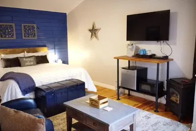 Image de #6 Beautiful Room in Historic Inn, Blue Bungalow