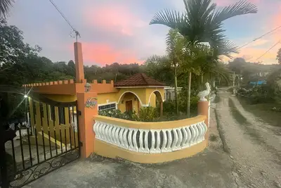 Nature lovers getaway w/Ac, Wifi, King beds, jacuzzi