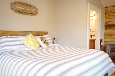 Image de #7 Quaint Room in Historic Inn, Sunflower Spot