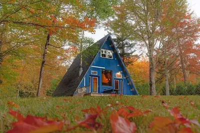 Image de Alpine A-Frame - midcentury cabin by Lake Raponda