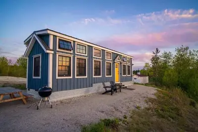 Image de Cedar Brook Cabin - a modern tiny house in Maine