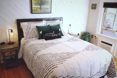 Image de #8 Cozy Room in Historic Inn, Green Grotto