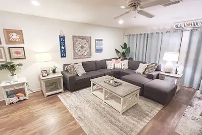 Image de Gulf Terrace, Destin, Beautifully decorated, pet friendly. 5 Min. to Big Kahuna