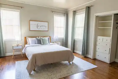 Image de Spacious Large Group Retreat w/ Pool Table - 3 min to Zoo!