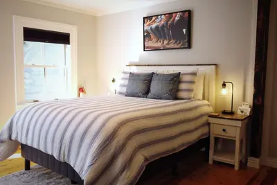 Image de #9 Newly Renovated Room in Historic Inn, Denim Den